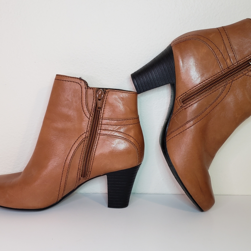 Clarks Light Brown or Dark Tan Leather Side Zip Ankle Boots 7M